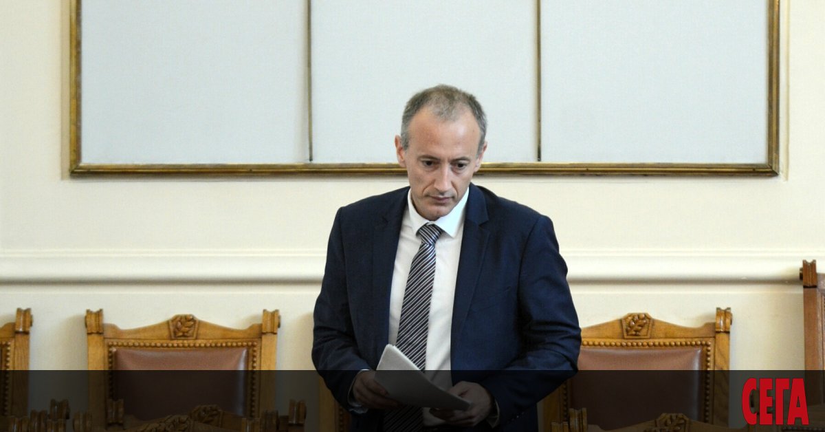 Процедурата по одобряване на учебници трябва да се промени, смята