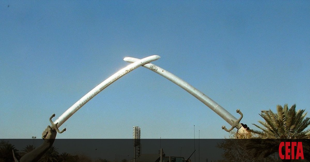 Песента идва някъде от съседния блок, допрян до нашия под