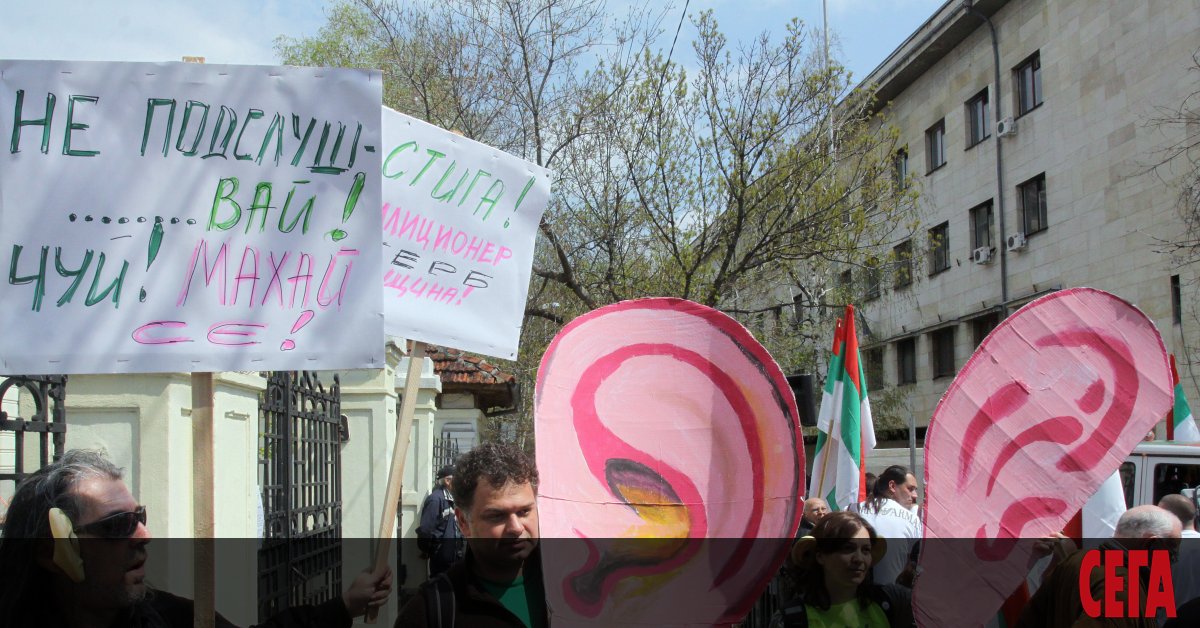 Във всяка демократична държава службите за сигурност боравят със специални