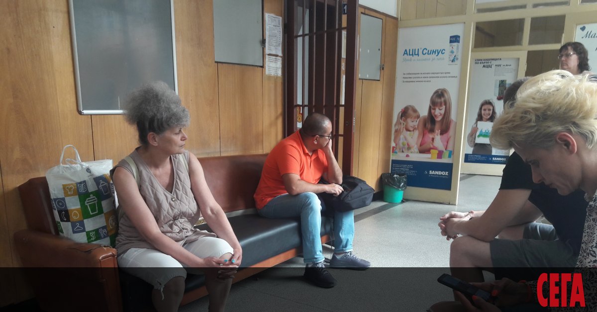 В спора кой да плаща болничните и как да се