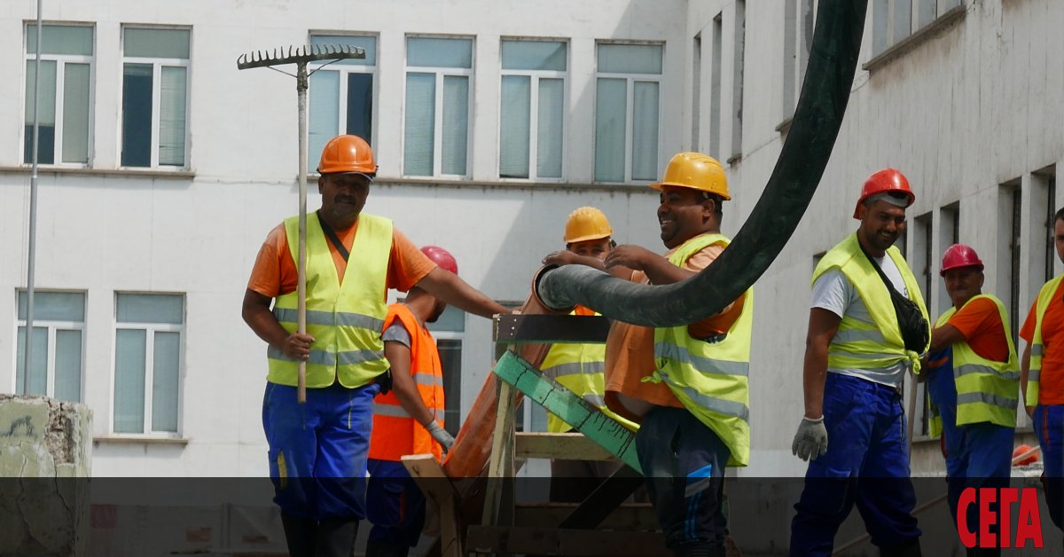 Минимум двойна надница се заплаща на всички работещи на официални