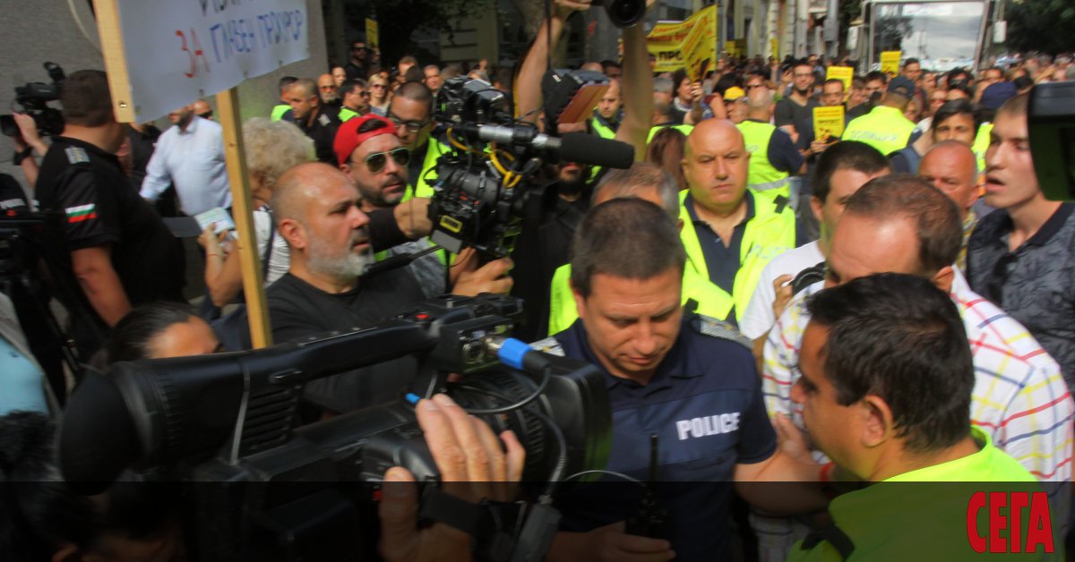 Стотици граждани се включиха в четвъртък сутринта в протест срещу