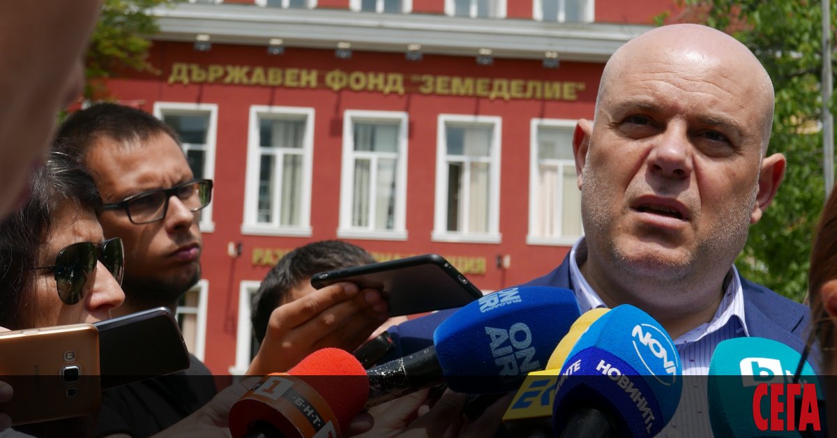 Шестима души, сред които един от заместник-директорите на Държавен фонд