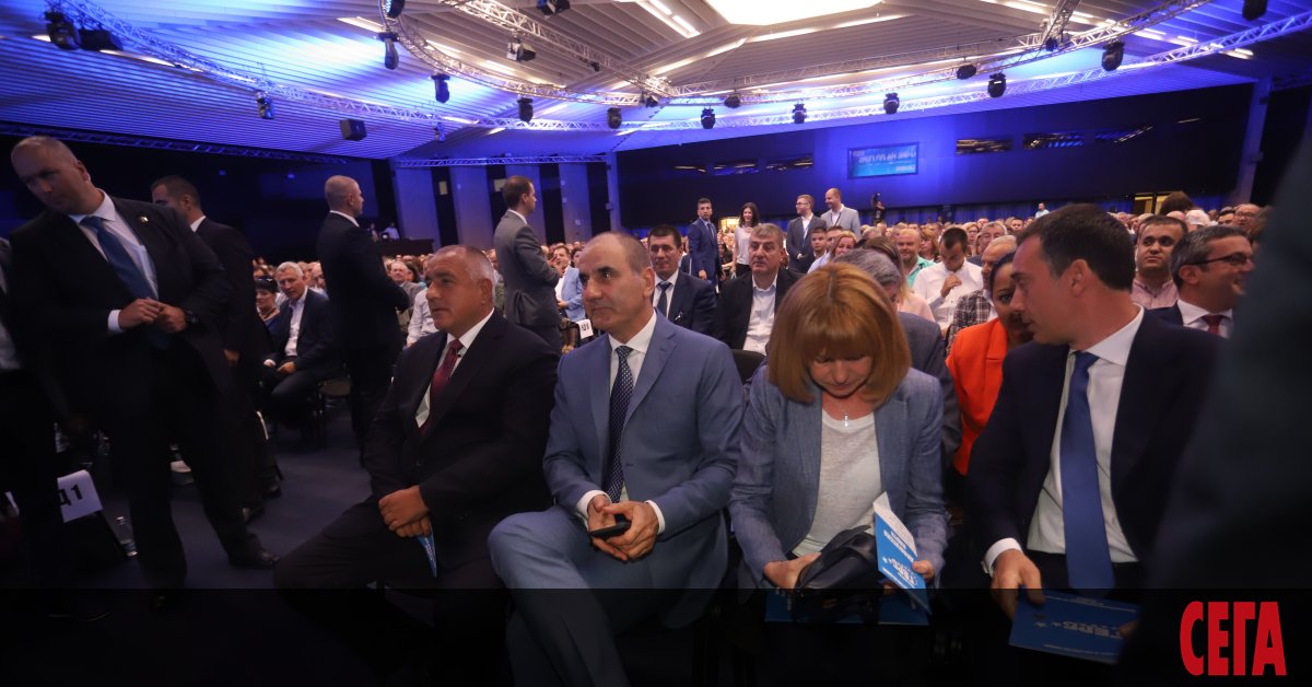 България се намира в ключов момент от бурната политическа есен.