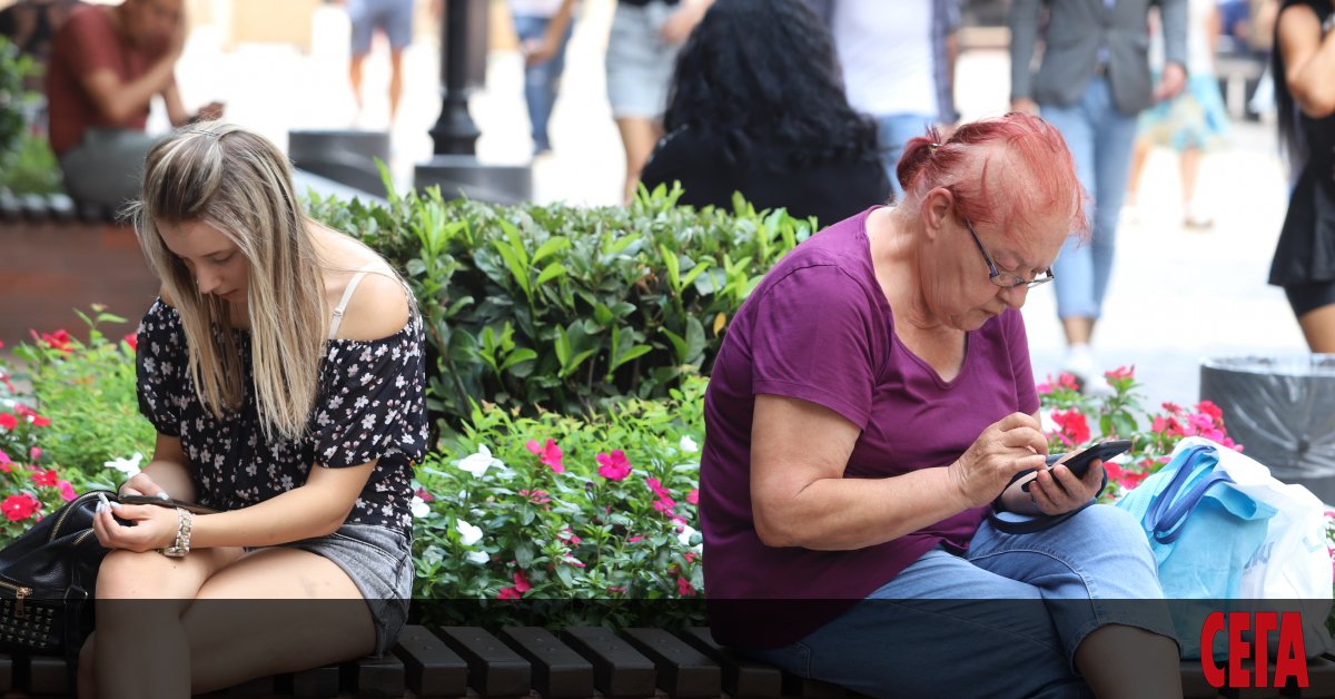 Смартфонът и телевизорът явно са сред най-важните устройства за българите.