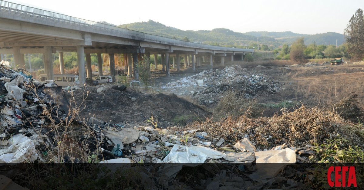Струпаните боклуци под магистрала Струма, които станаха причина за пожар