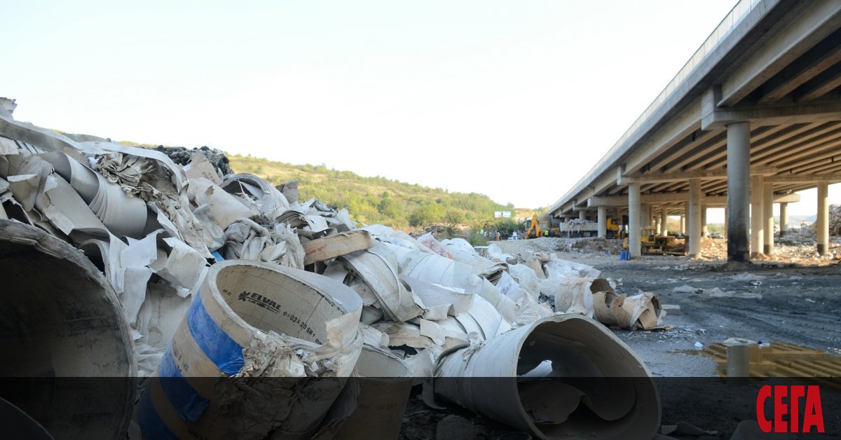 Три седмици след като пожар в незаконно депо за отпадъци