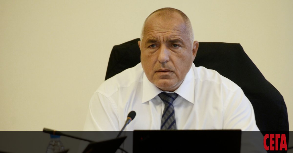 Големите ученици от 5-ти до 12-и клас продължават да учат