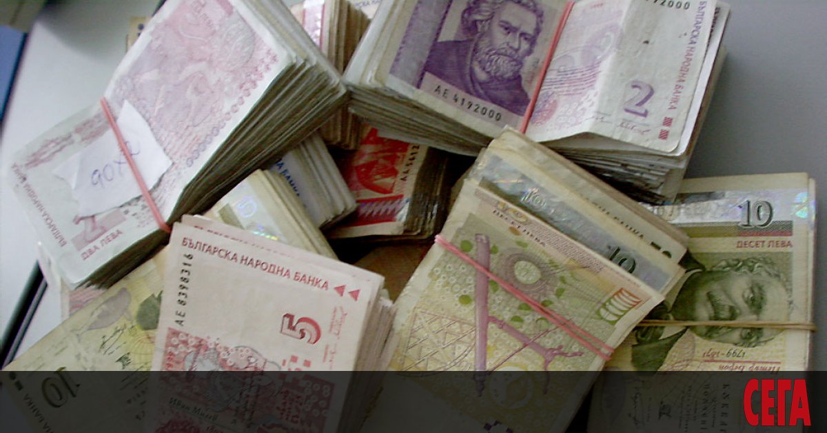 Близо половината от парите, похарчени от държавната администрация в последните