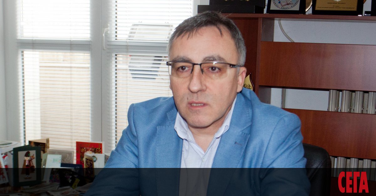 Вместо да пише оценки и отзиви за учениците в електронния дневник