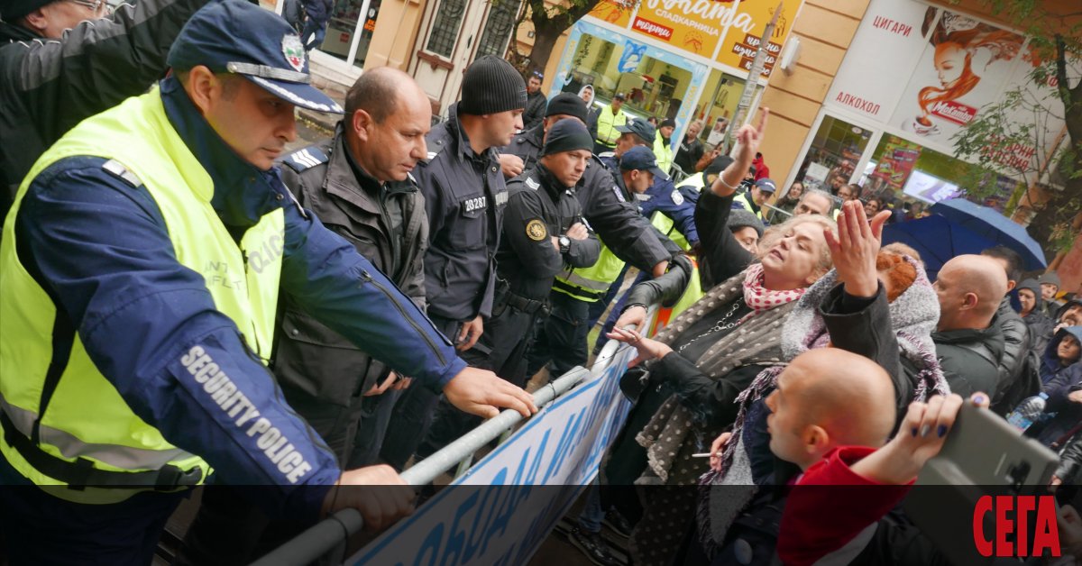 Хвърлянето на яйца по сградата на Висшия съдебен съвет в