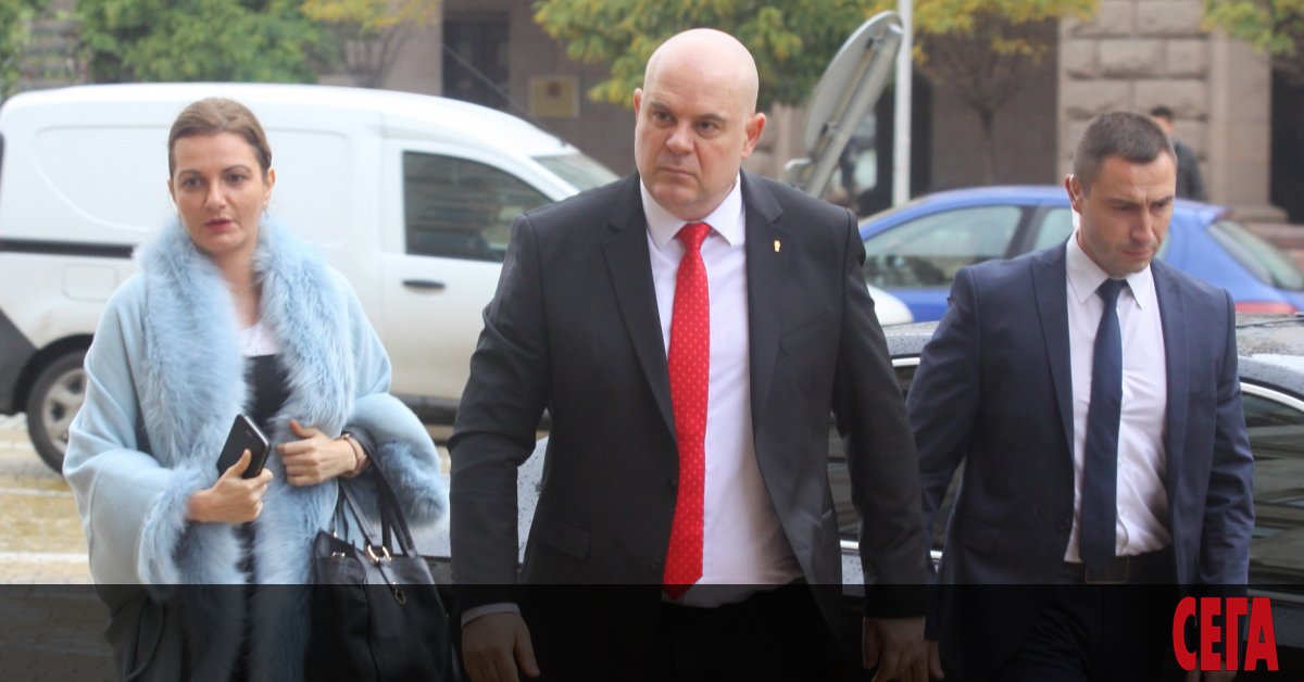 С вяло обещание да започне дискусия за промени в конституцията, които