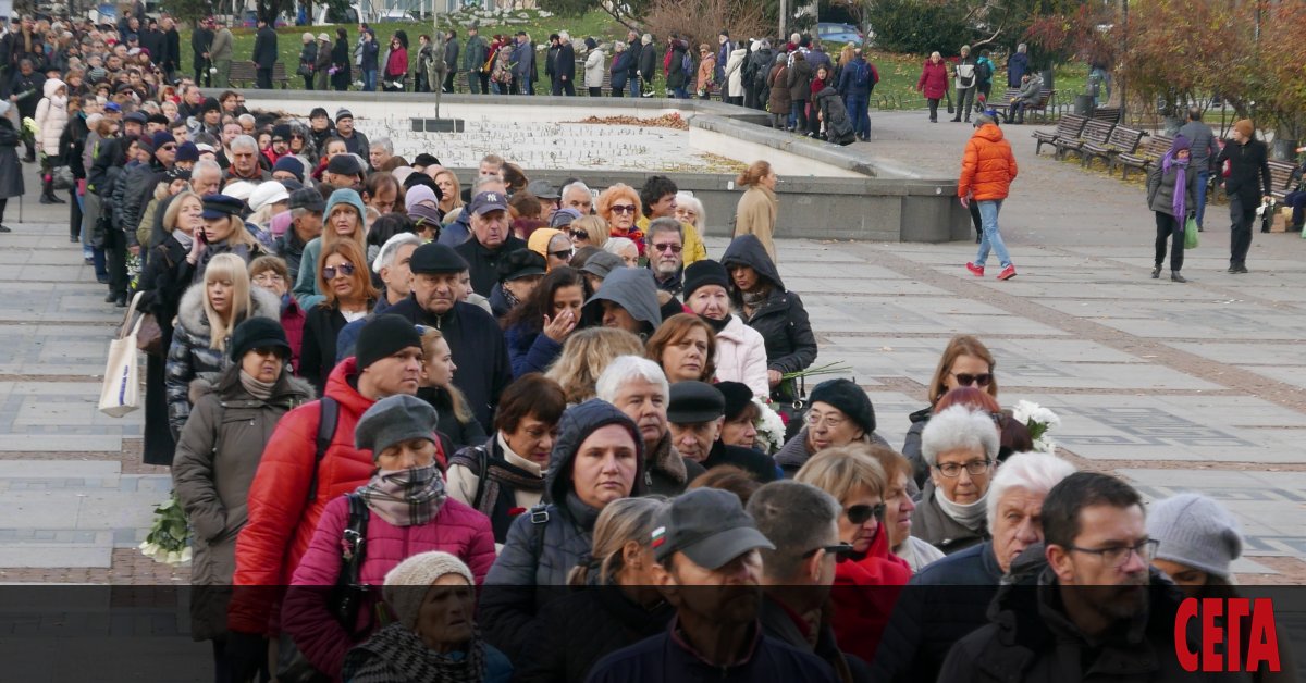 Обичан приживе, почитан и след кончината си. Дълги опашка от желаещи