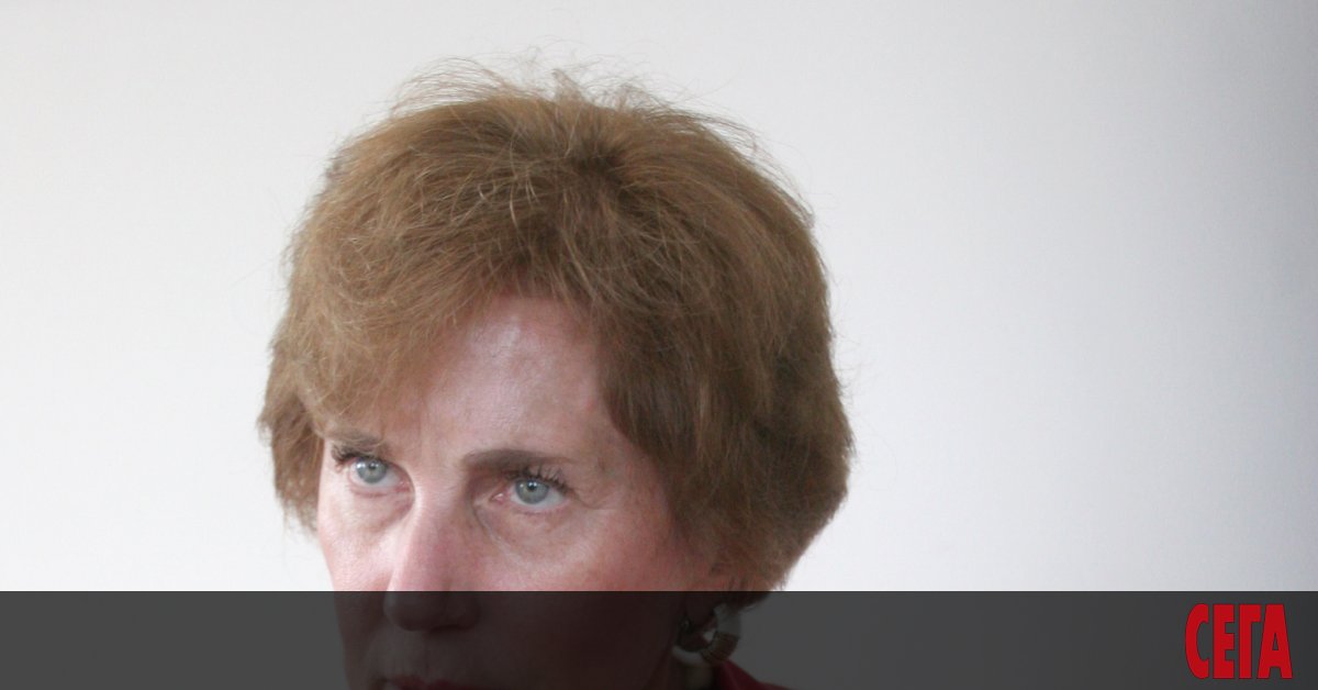 Бившият посланик Елена Поптодорова е носила лично папки с документи