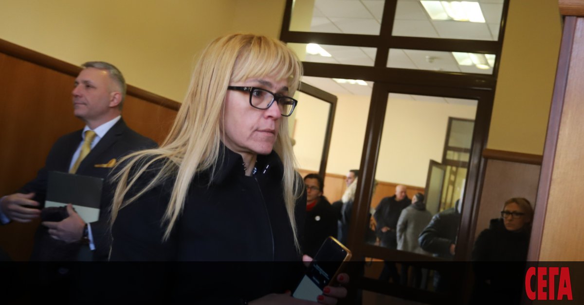 Вещите лица графолози, които извършиха експертиза на почерка в тефтерчето