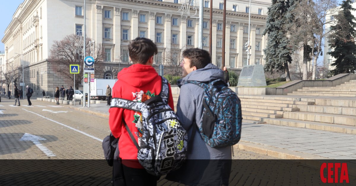 Просветното министерство продължава неотклонно да провежда политиката си за увеличаване