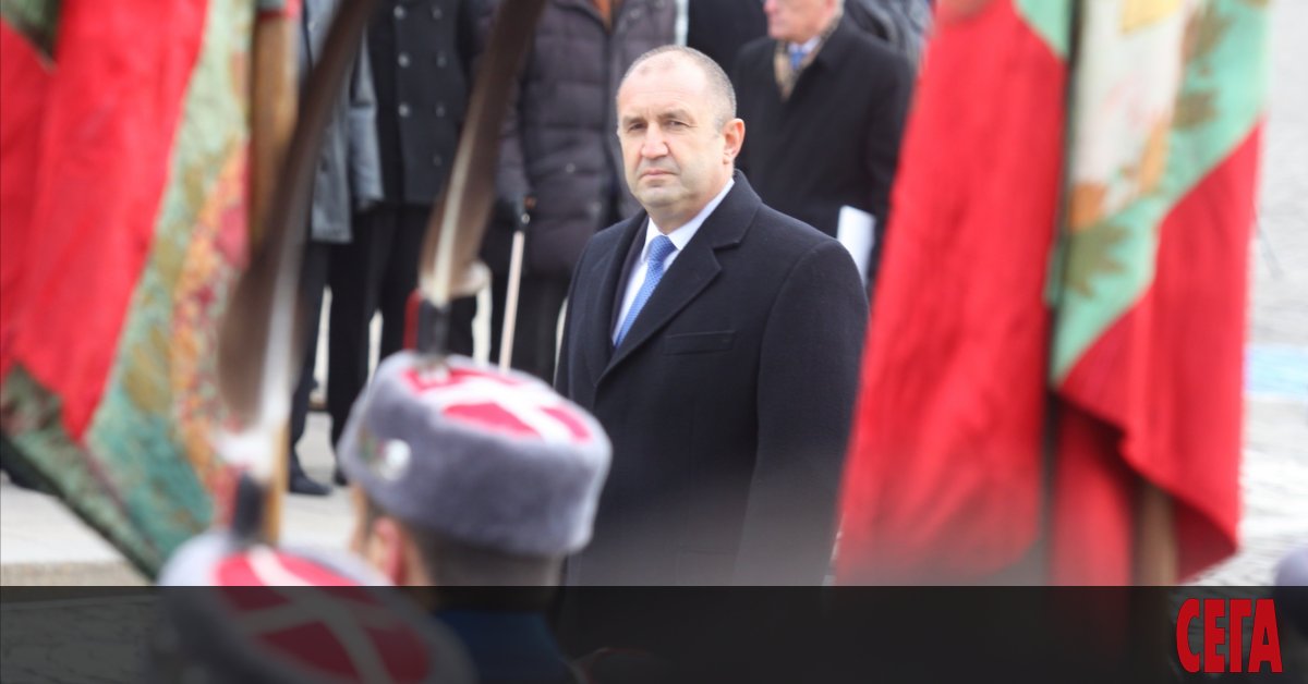 Пожарите се гасят с оставки, раздаване на пари и отлагане,