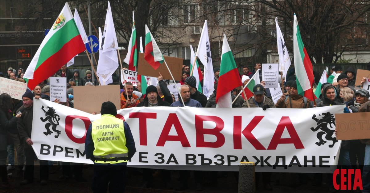 Протестиращите заради водната криза в Перник се опитаха да влязат в