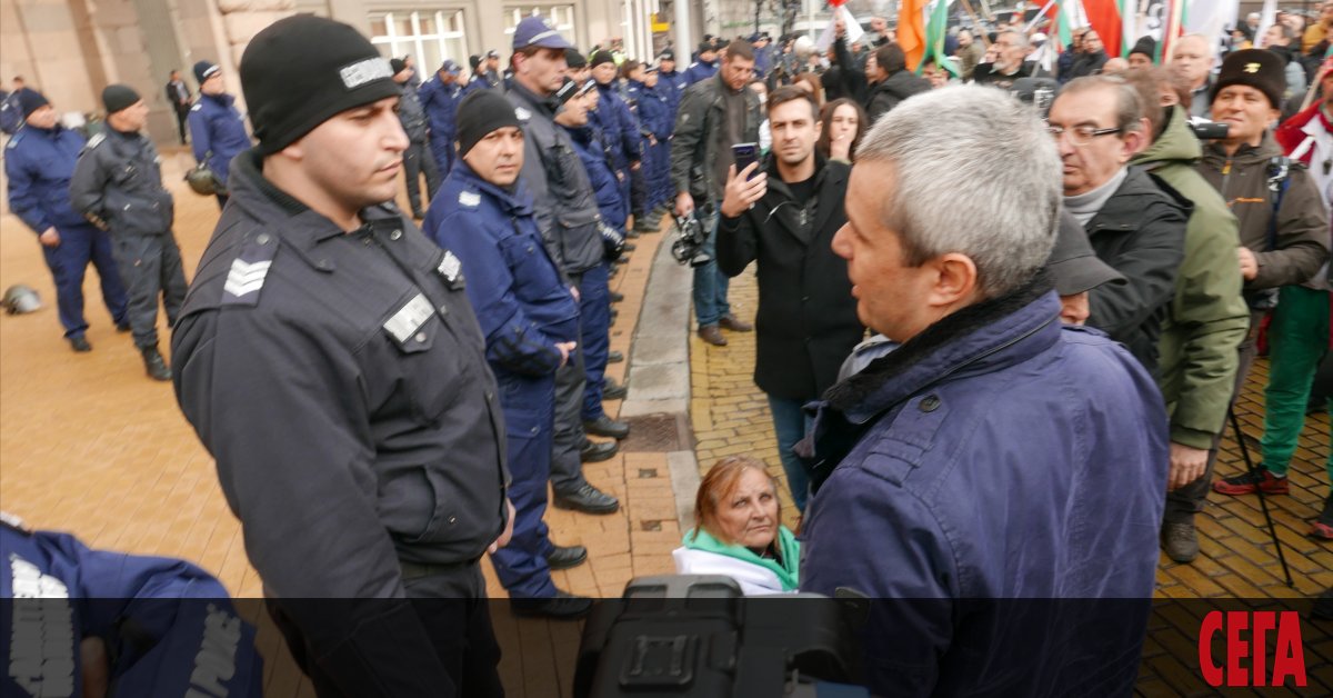 Двама от протестиращите вчера срещу водната криза в Перник пред министерството