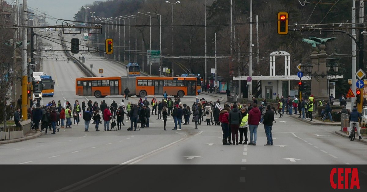 Няколко стотин протестиращи блокираха Орлов мост и скандират: оставка, оставка!