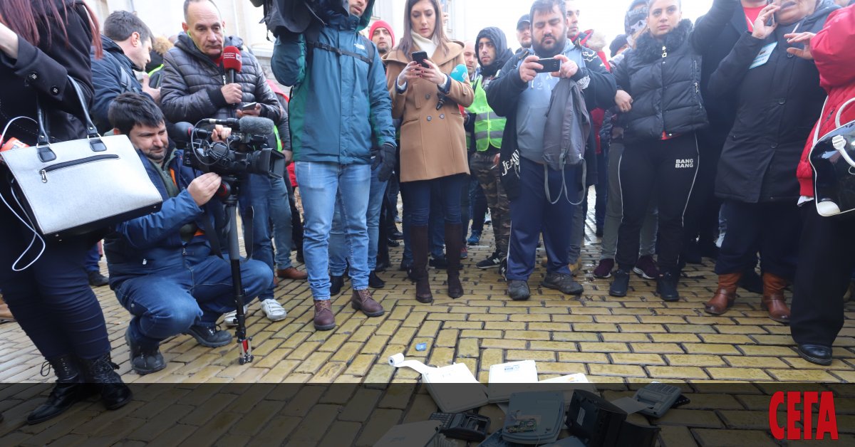 Няколко стотин души искат оставката на правителството и крещят нецензурни