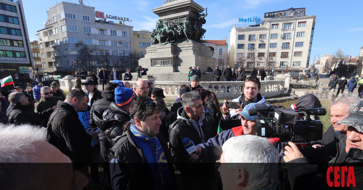 Само около 30 фенове на Левски се събраха пред Народното