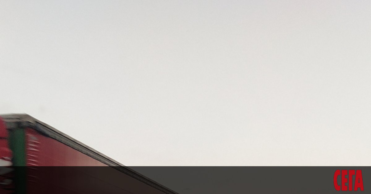 Десет-километрова опашка от тирове се е оформила на границата с