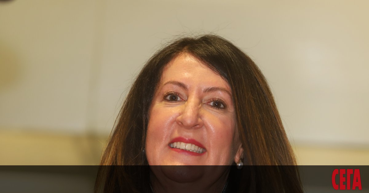 Посланикът на САЩ в София Херо Мустафа рецитира българска поезия.