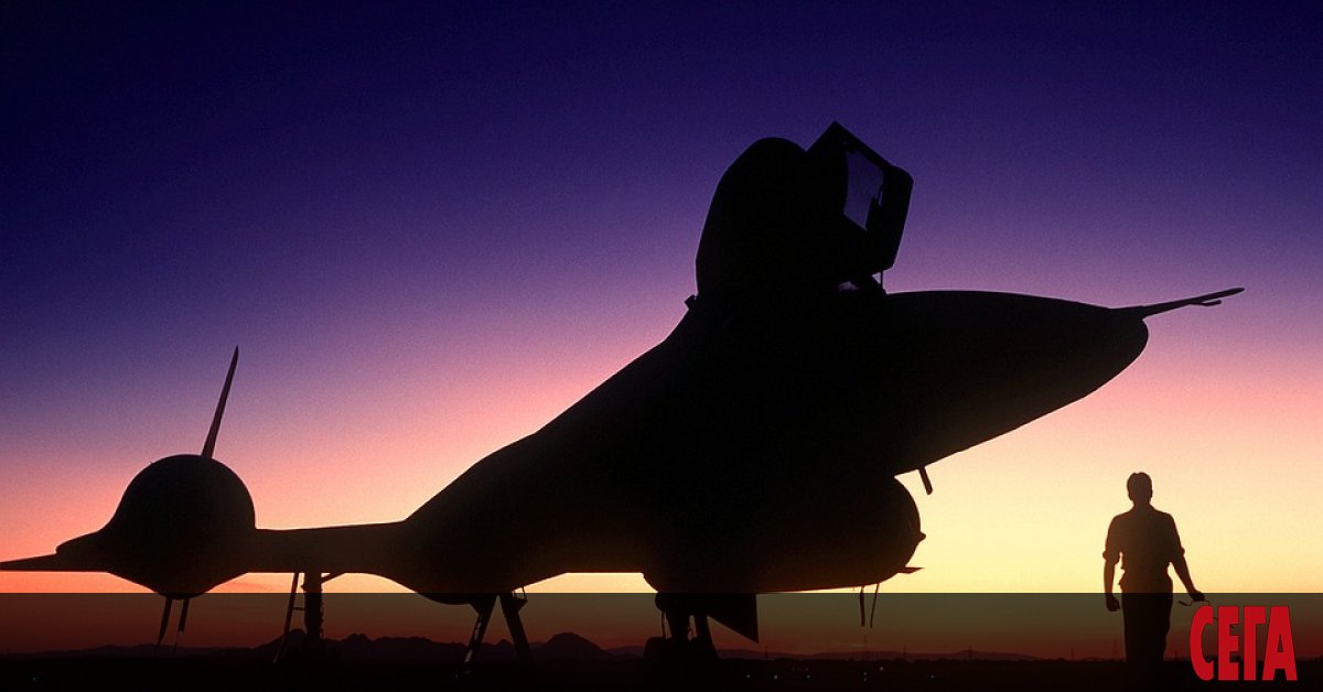  
Разузнавателен самолет EP-3E и боен самолет Boeing E-8C на американските