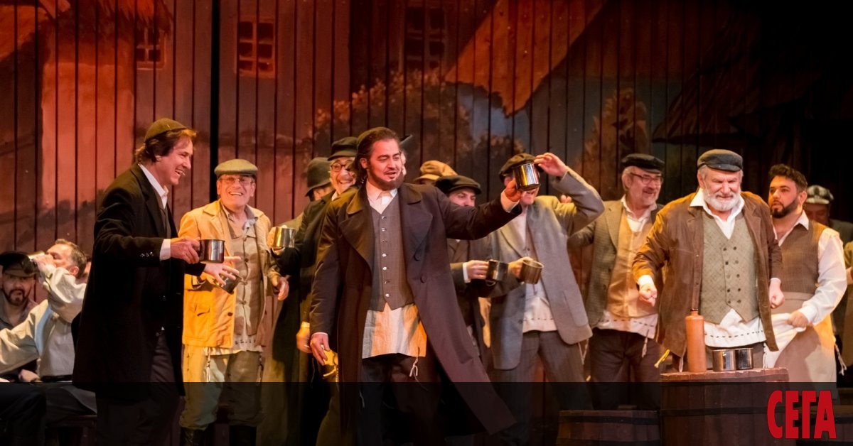 Преди три месеца, когато театрите и оперите бяха оставени да