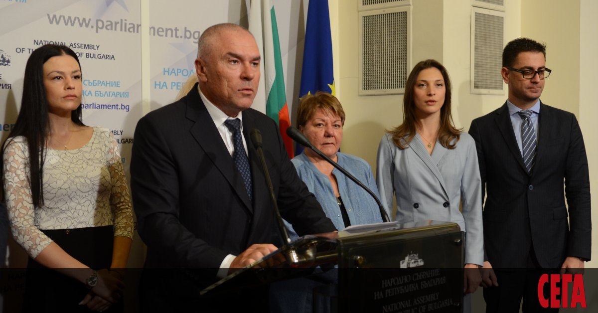 Докато текат важни събития днес пред парламента и вътре в