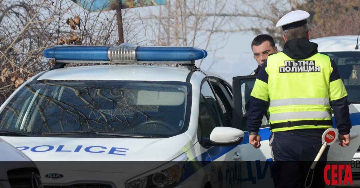 Огромни опашки се извиха пред столичната Пътна полиция. Те са