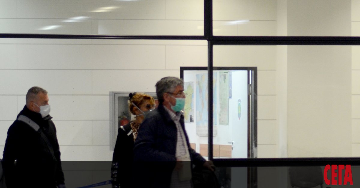 Светът продължава да води мъчителна битка с коронавируса. Някои от