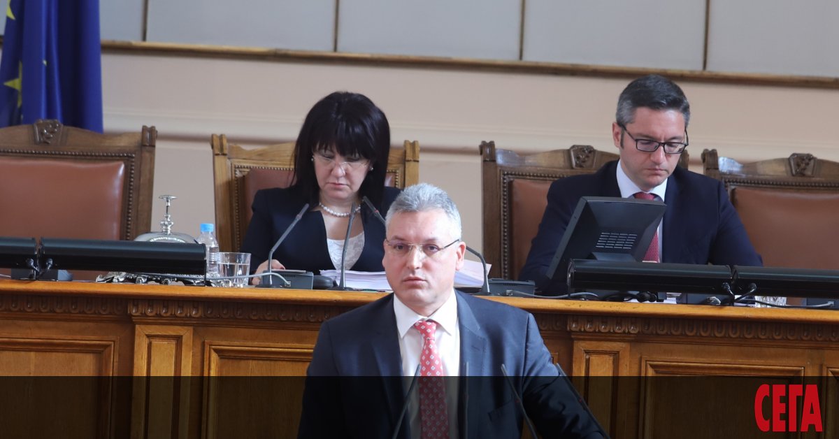 Вместо да се постараят да спазват противоепидемичните изисквания, които редовно