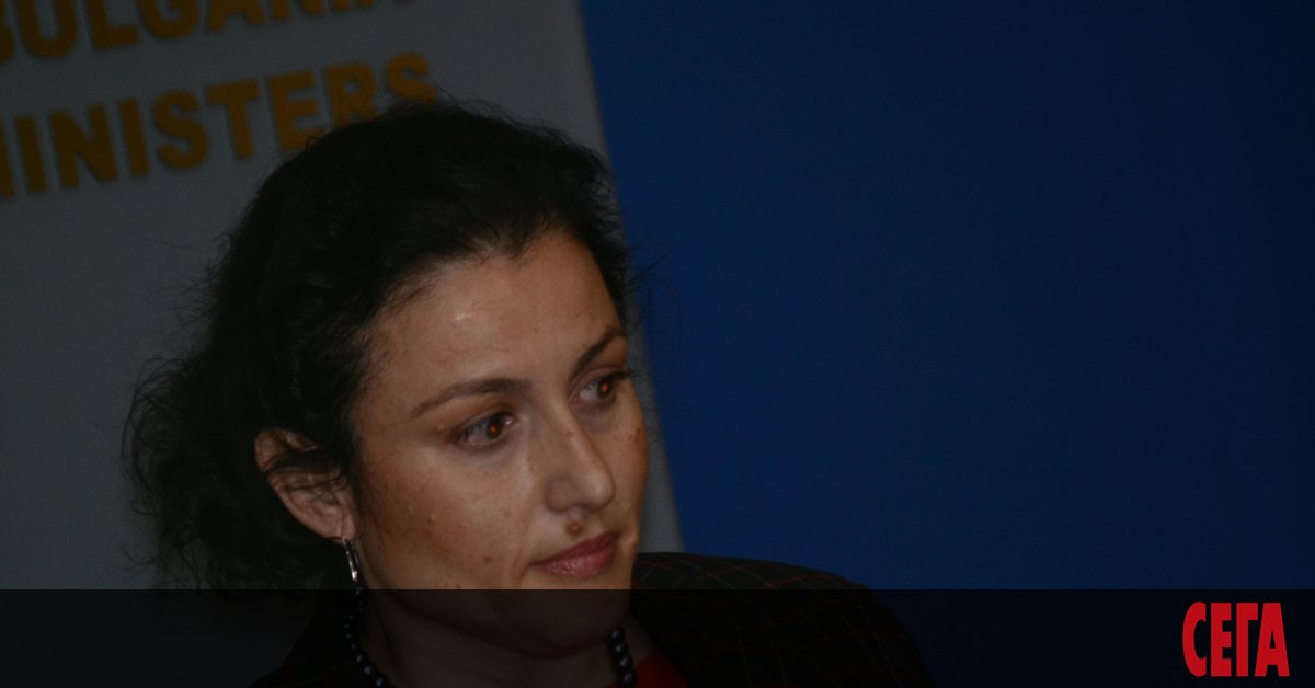 Министърът на труда и социалната политика Деница Сачева, въшният министър