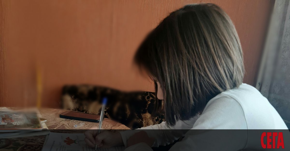 Учениците, поставени под карантина заради болен съученик или учител, но