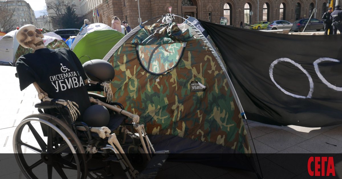 Пет медицински сестри се барикадираха и прекараха нощта в сградата