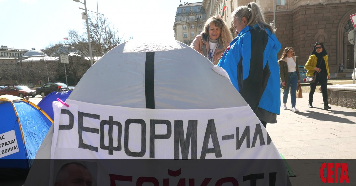 Палатковият лагер на две групи протестиращи срещу правителството - медицинските