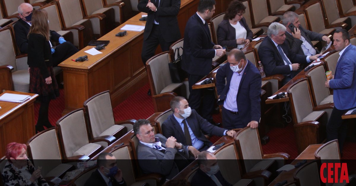 Макар че се надпреварват да правят дарения, включително и с