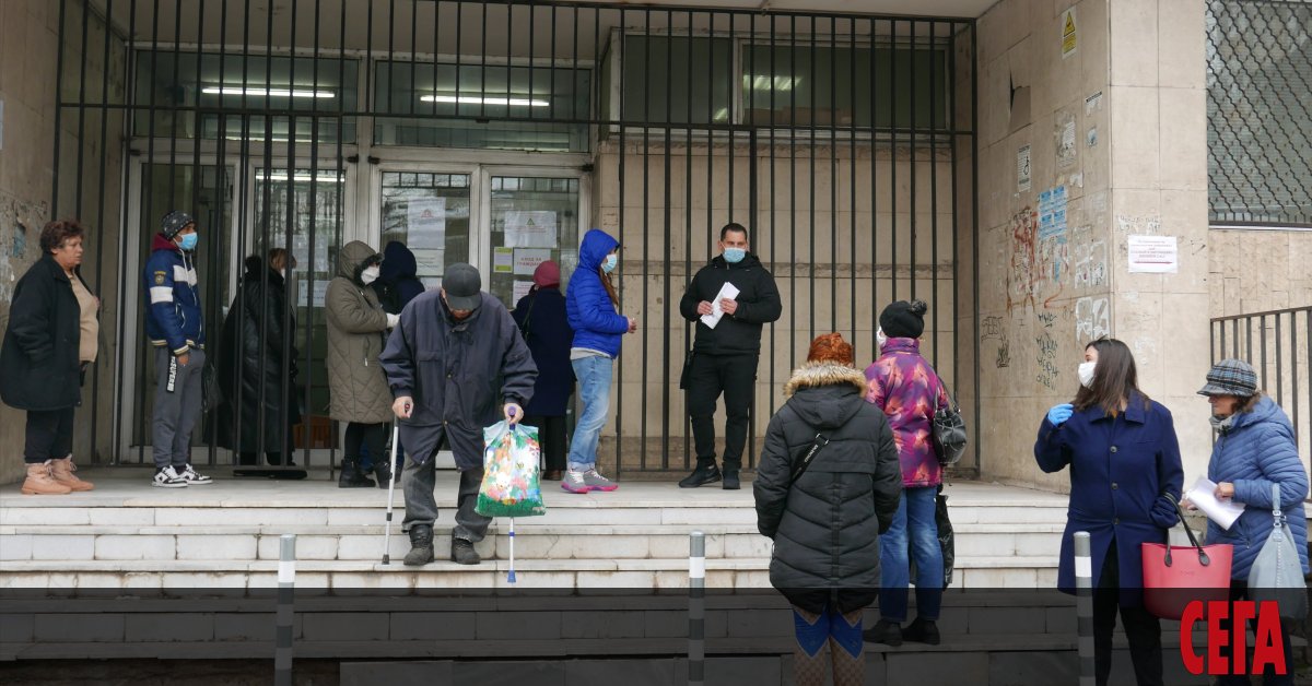 Въпреки почти тоталната липса на предпазни материали в аптеките и