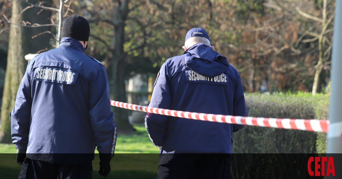 Двама младежи са задържани за грабеж на жена, която се