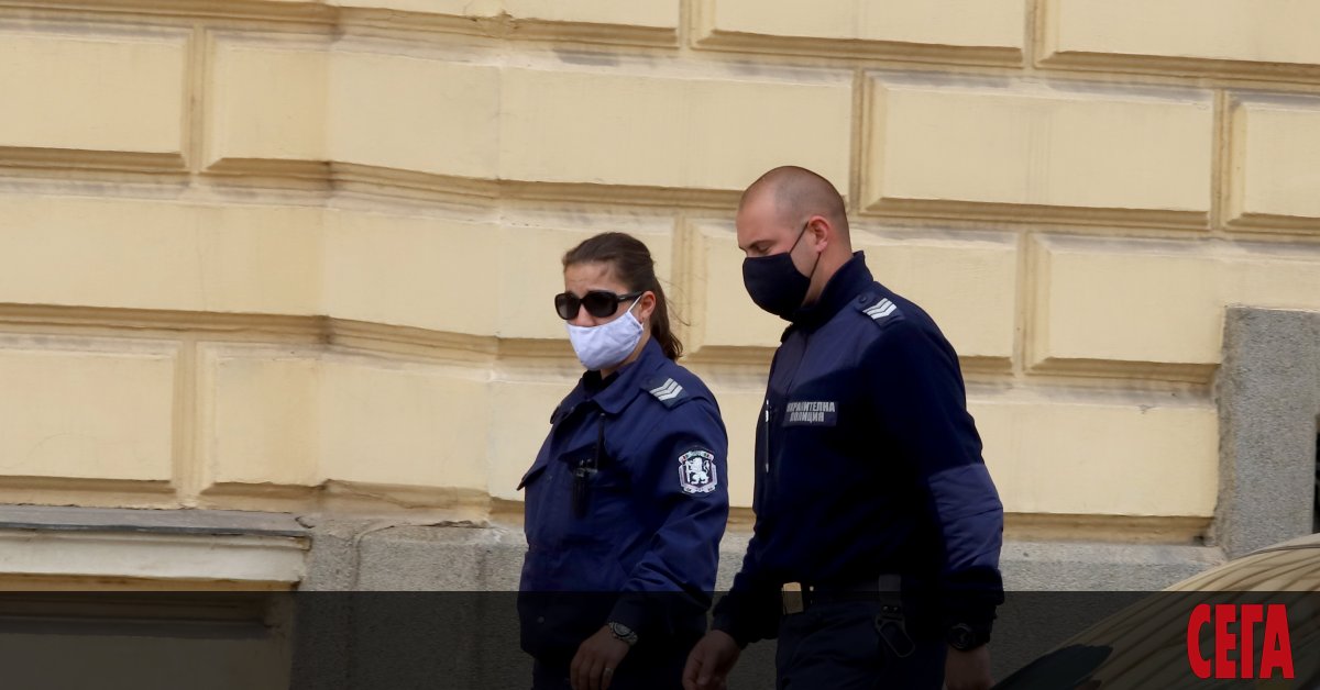 Десетки граждани се събраха на различни места в София, за