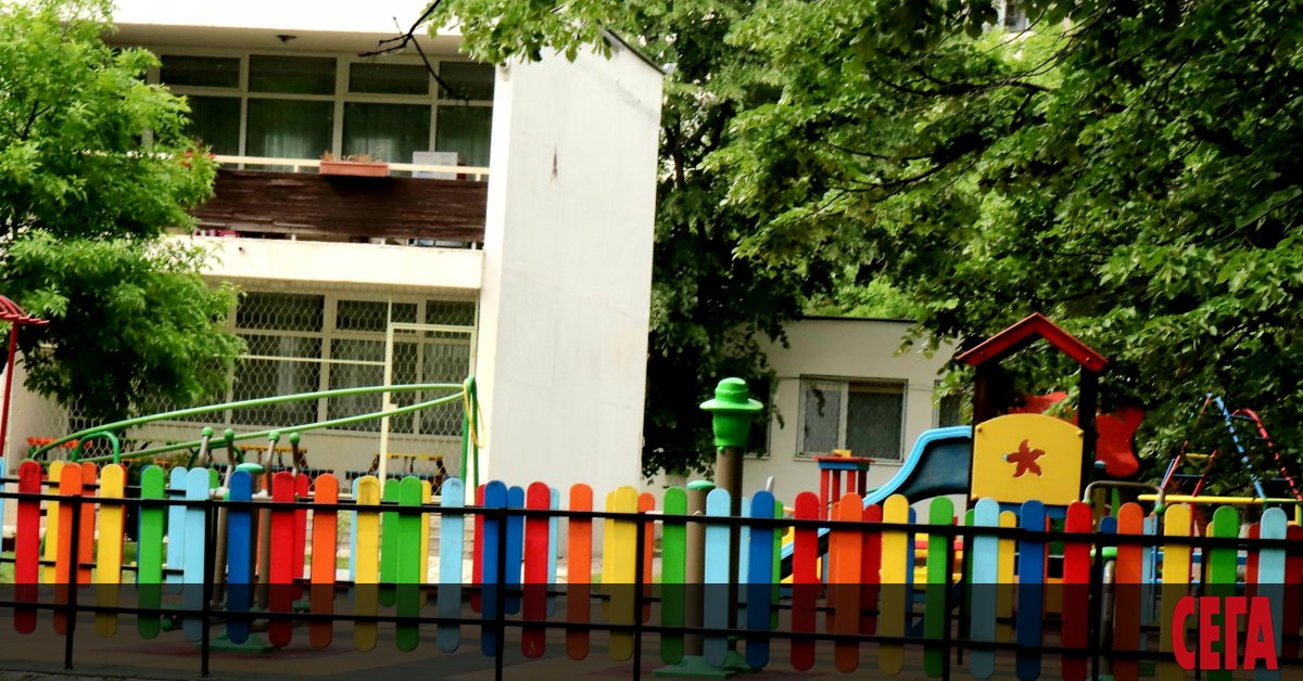 Родители на неприети деца в детските градини в София днес