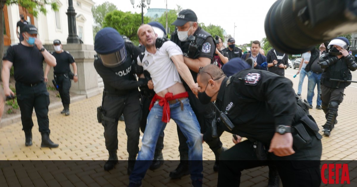 Полицията влезе в пререкание с протестиращи пред Народното събрание, които се
