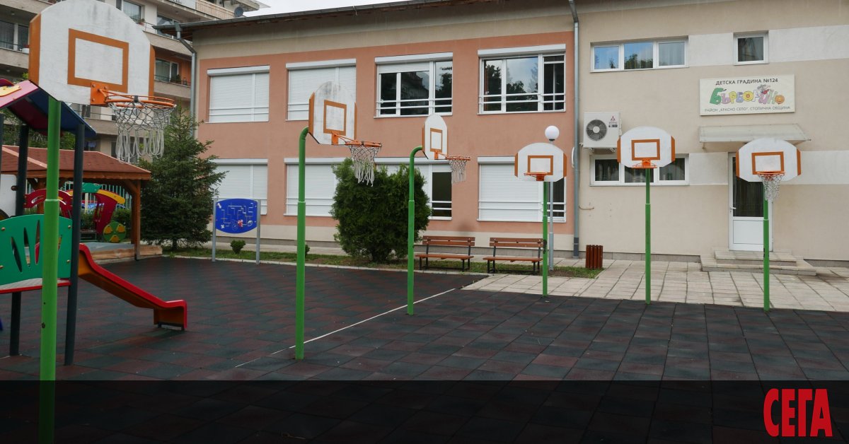 Група в детската градина с около 10-15 деца. Прекарване навън