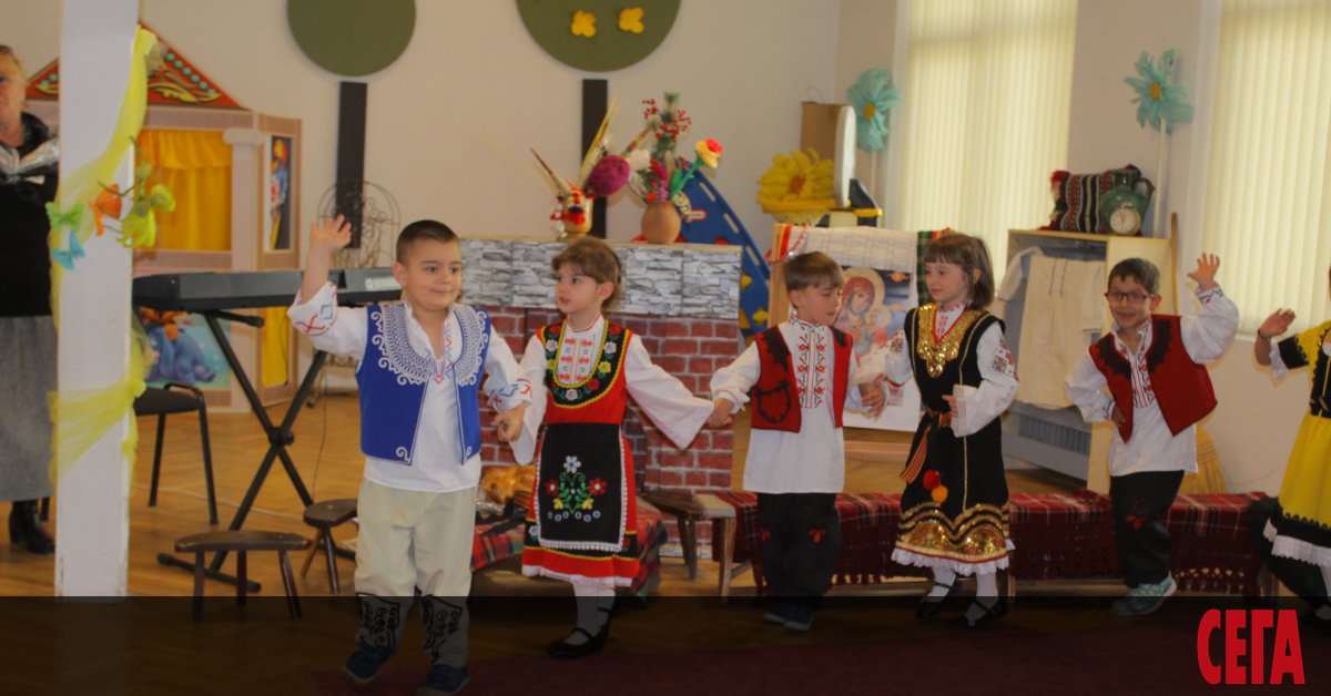  
Днес е 1 юни и много театри, музеи, открити сцени