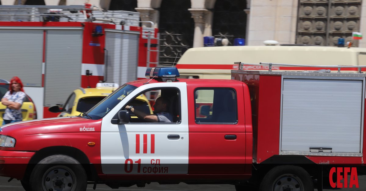 Голям пожар избухна в емблематична сграда в центъра на София,