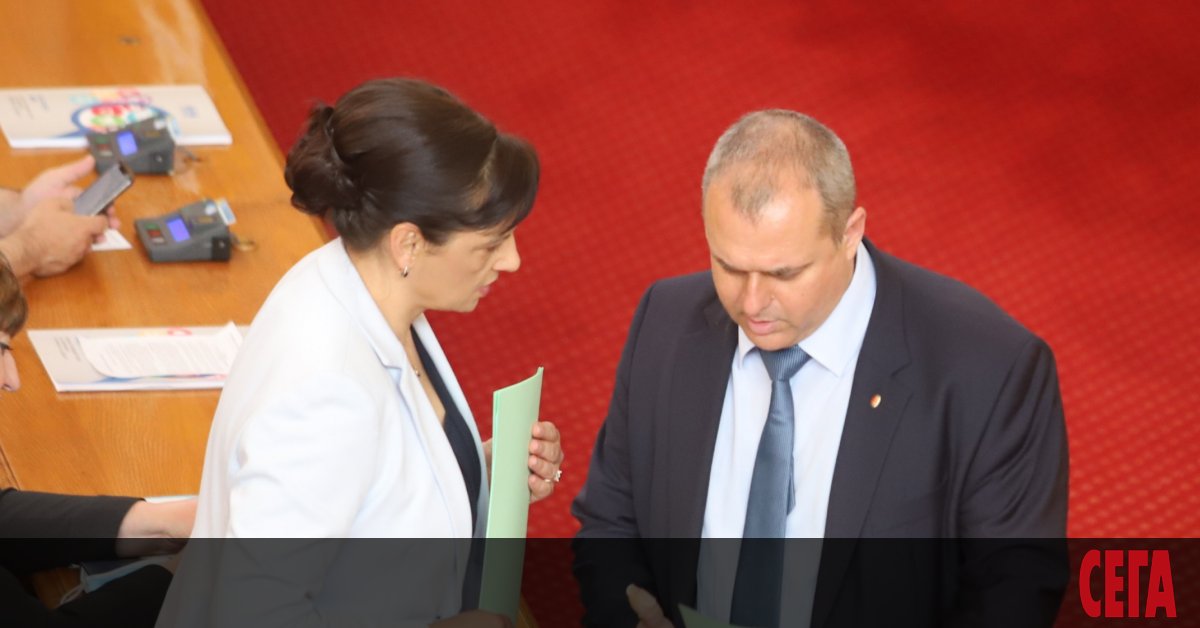 Представителите на политическите сили, както управляващи, така и опозиция, се