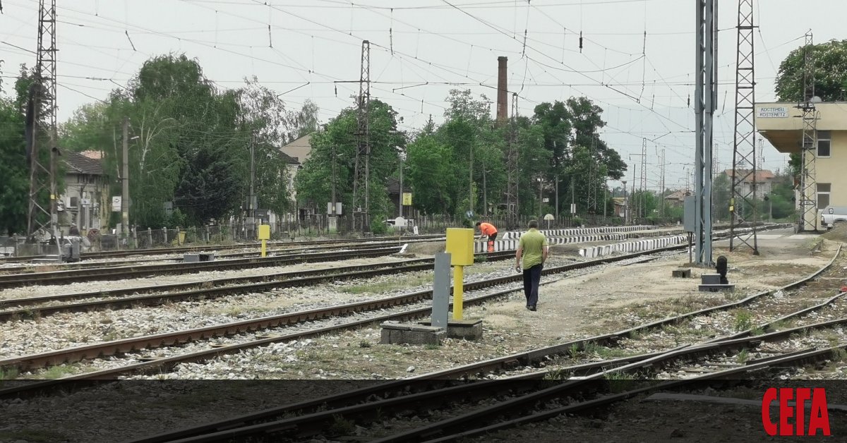 Част от контактната мрежа се е скъсала и е паднала