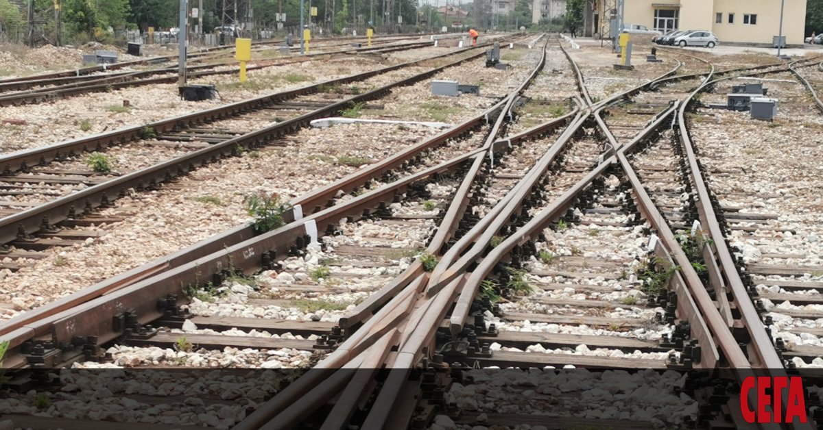 Част от стена на железопътния тунел в Горна баня се е